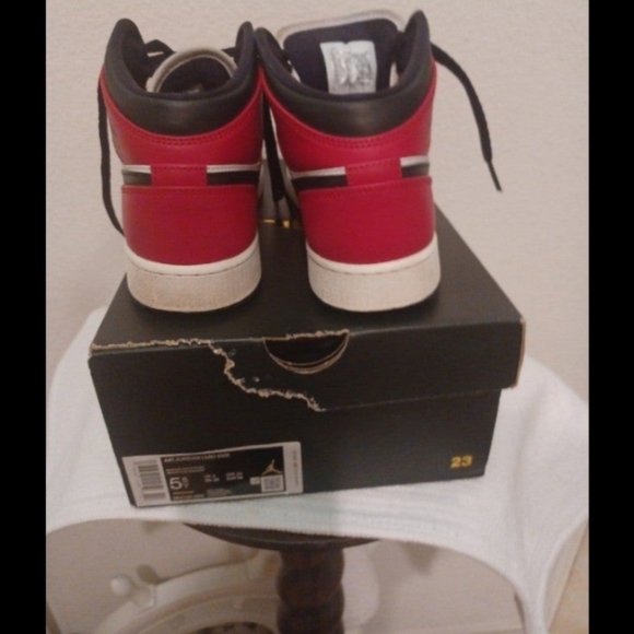 Nike Air Jordan 1 Mid Shoes - Picture 6 of 6